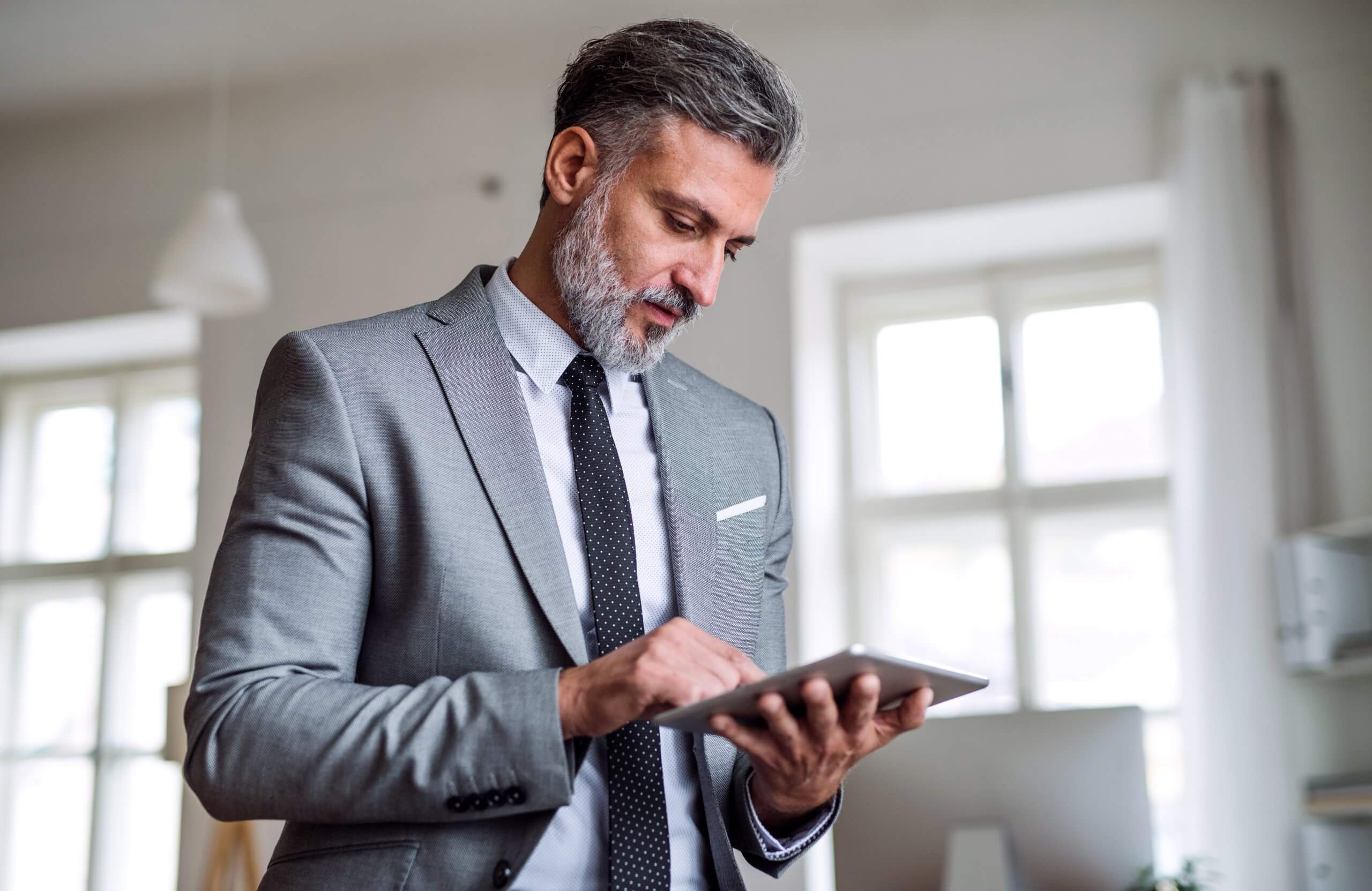 Portrait d’un homme au bureau