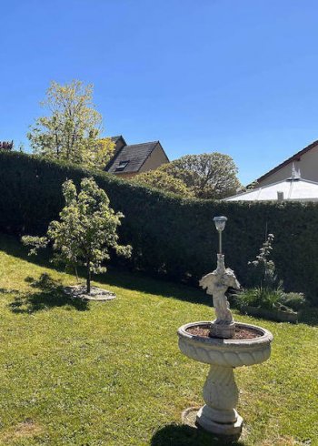 Jardin privé avec fontaine et pelouse tondue